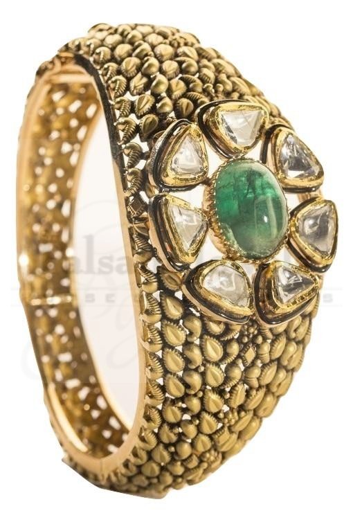 Classy Emerald Center Diamond Bracelet